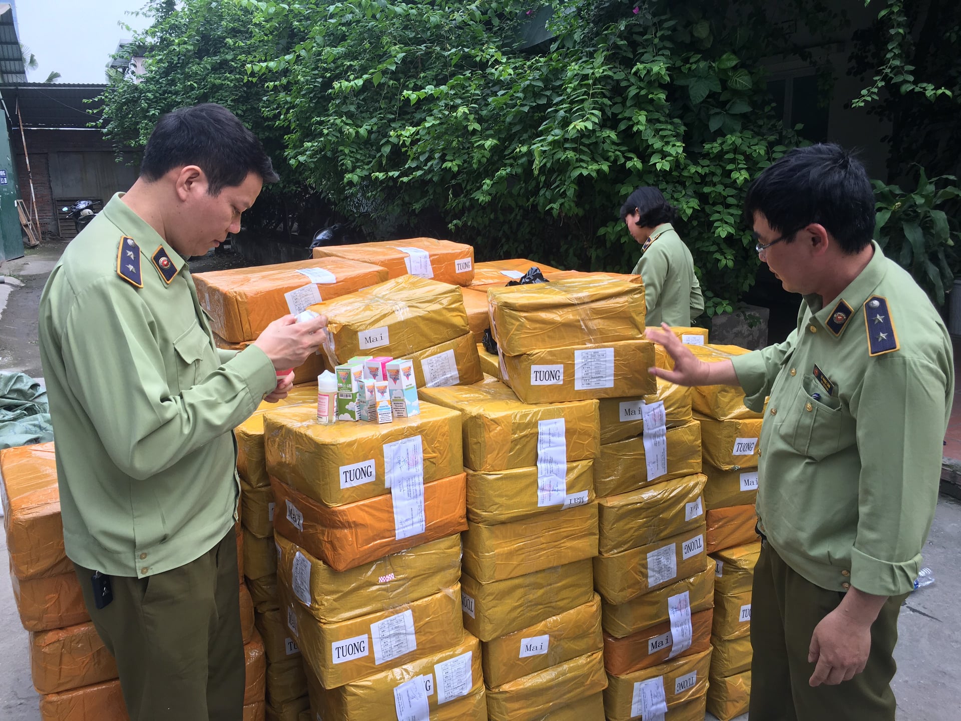 Thu giữ gần 14.000 lọ tinh dầu thuốc lá điện tử trị giá hàng tỷ đồng